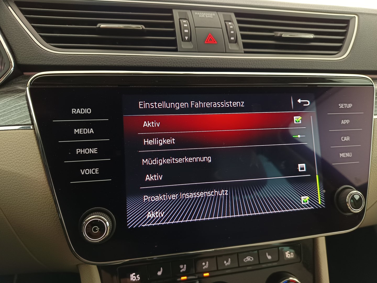 Škoda SUPERB Combi Style TDI DSG | Bild 25 von 34