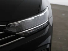 VW Passat Variant GTE Variant in DEEP BLACK PERLEFFEKT