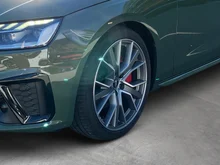 Audi A4 Avant 40 TFSI quattro S line in M4 Distriktgrün Metallic