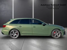 Audi A4 Avant 40 TFSI quattro S line in M4 Distriktgrün Metallic