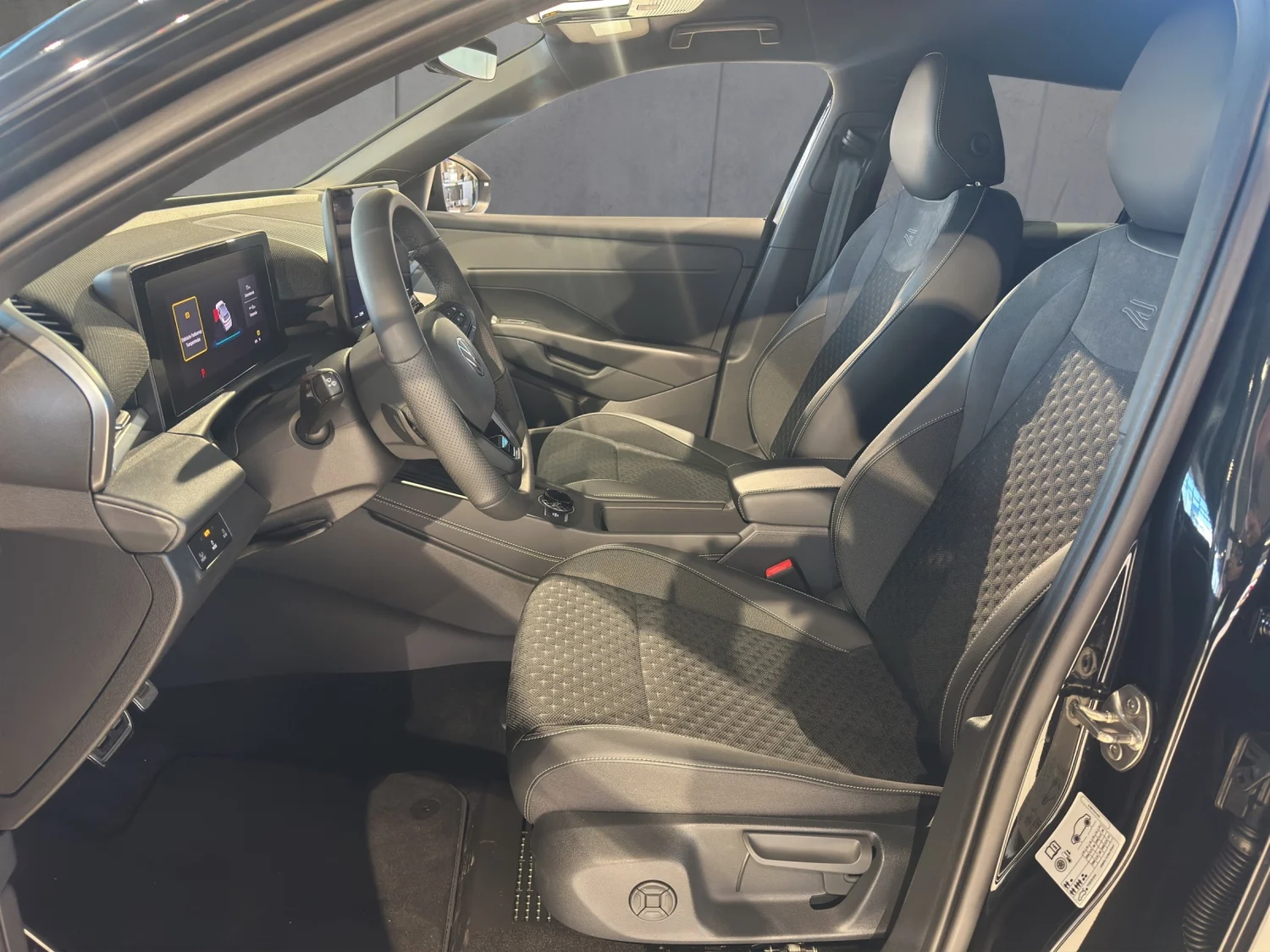 Bild eines VW T-Roc R-Line eTSI DSG