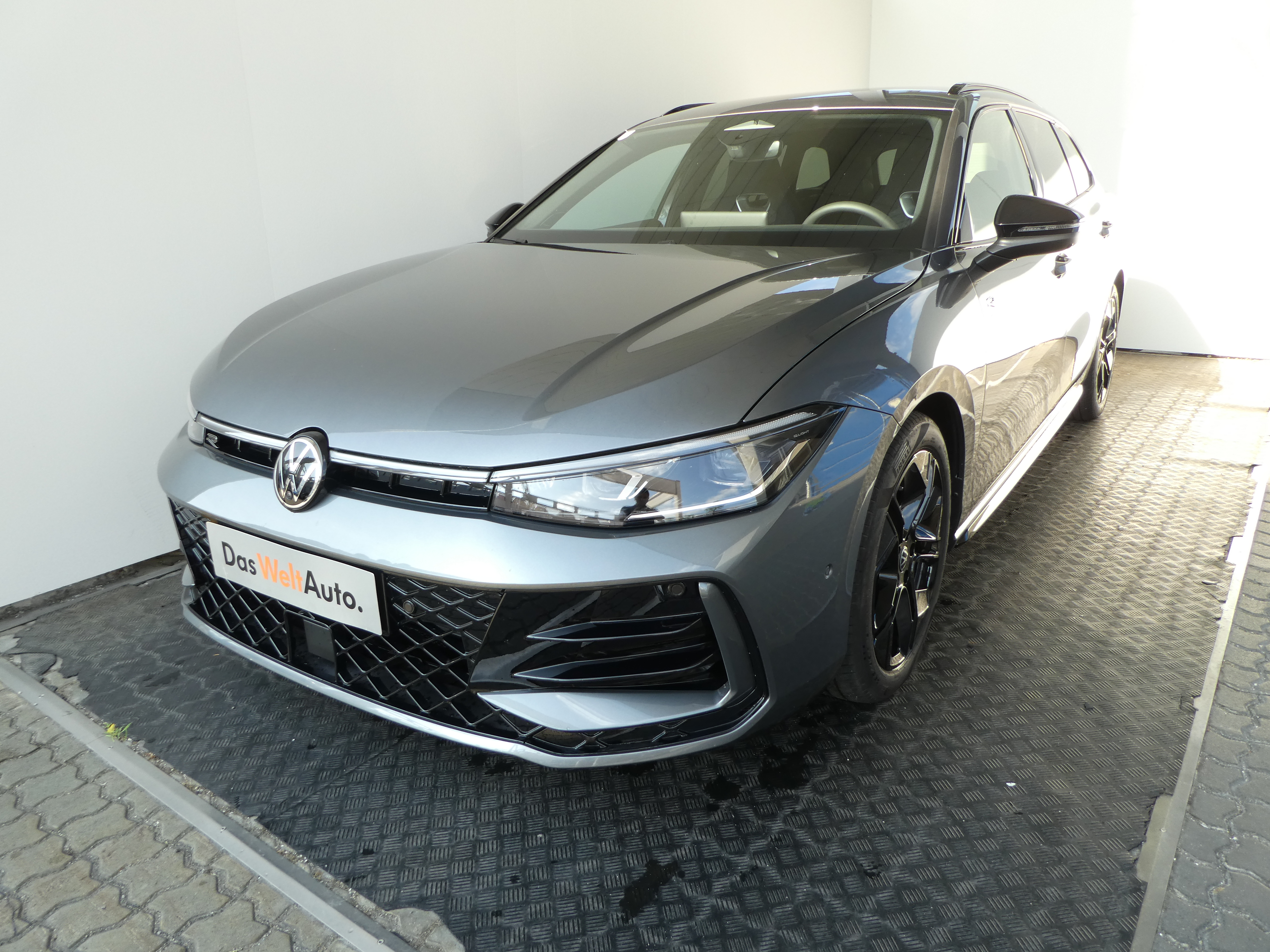 VW Passat Variant R-Line eTSI DSG