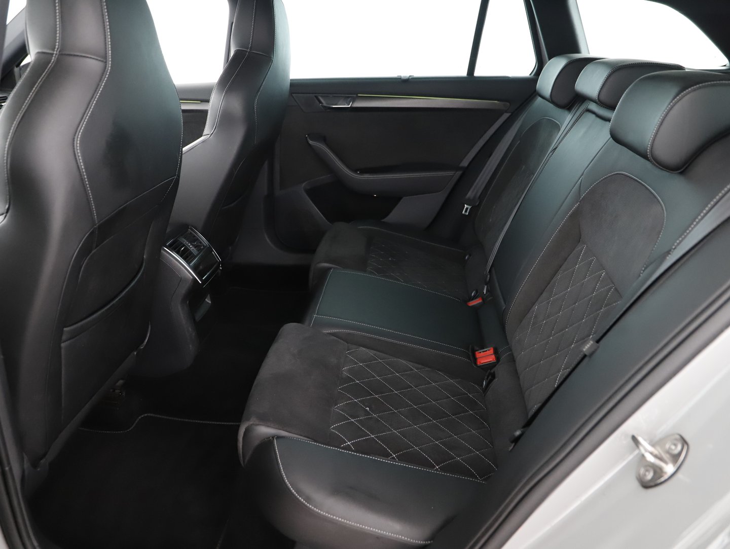 Škoda SUPERB Combi iV SPORTLINE DSG | Bild 14 von 20