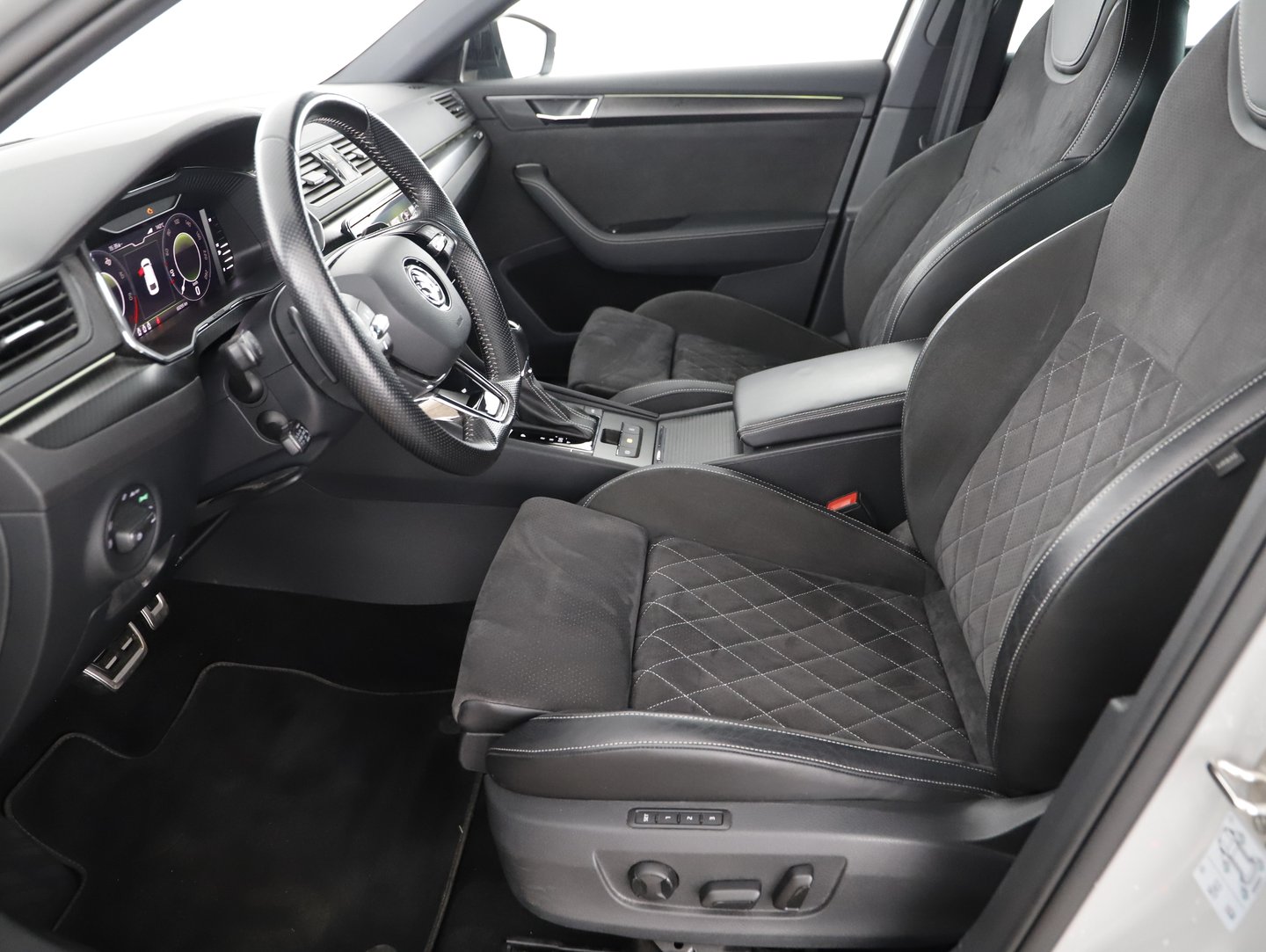 Škoda SUPERB Combi iV SPORTLINE DSG | Bild 4 von 20