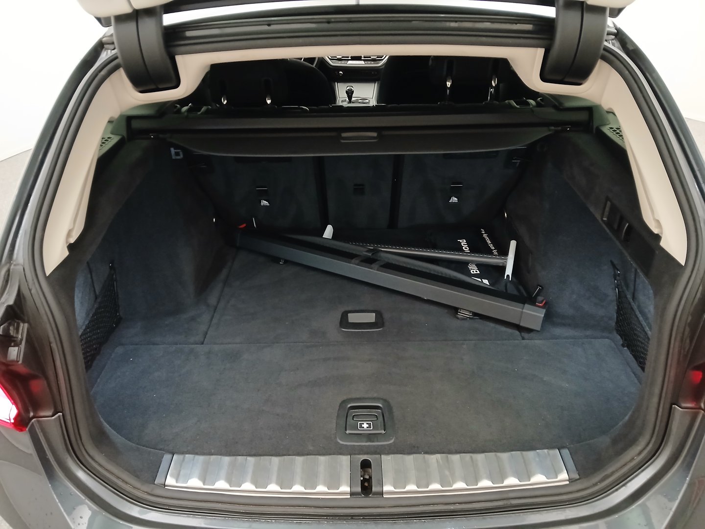 BMW 318d 48 V Touring Aut. | Bild 29 von 32