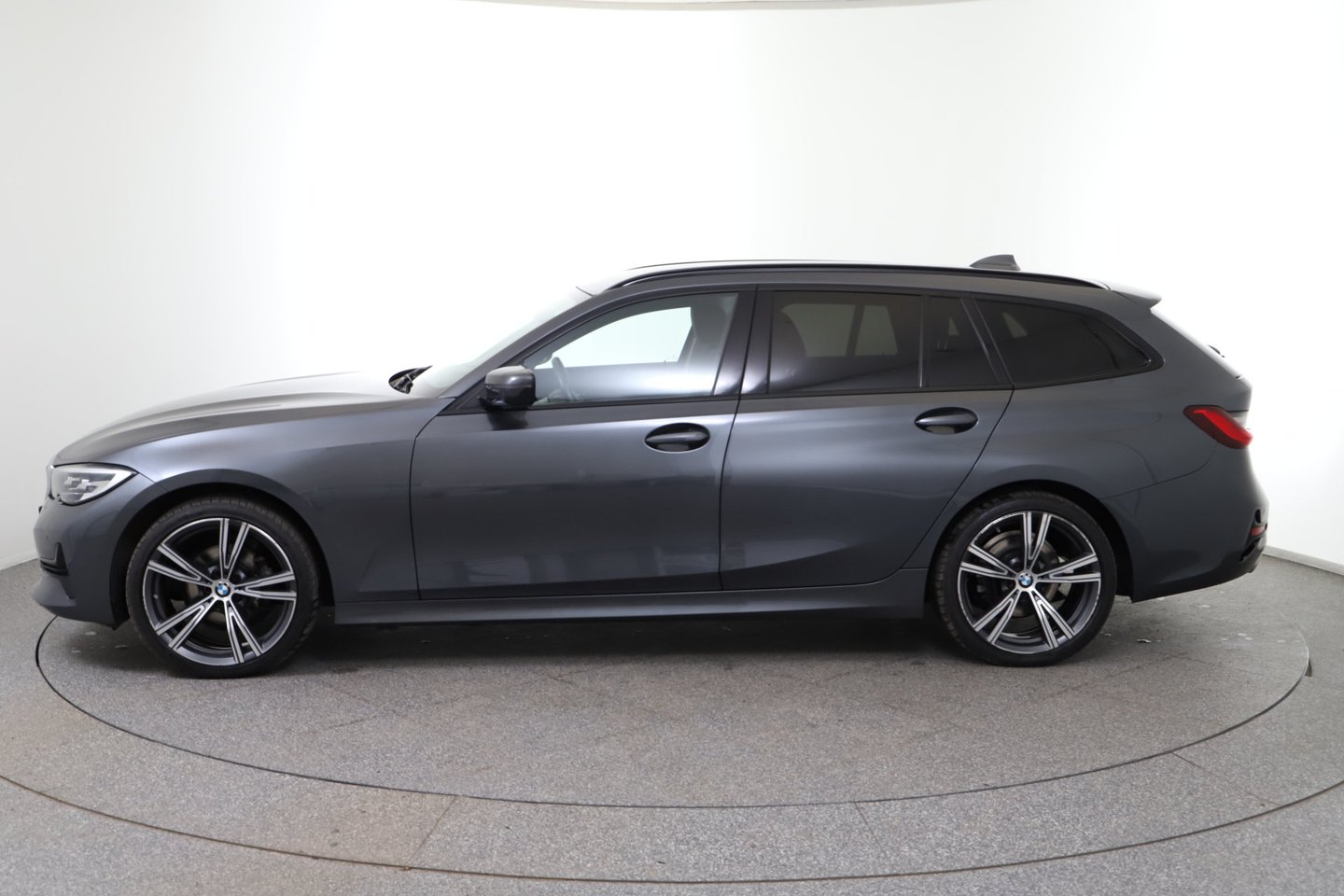 BMW 318d 48 V Touring Aut. | Bild 8 von 32