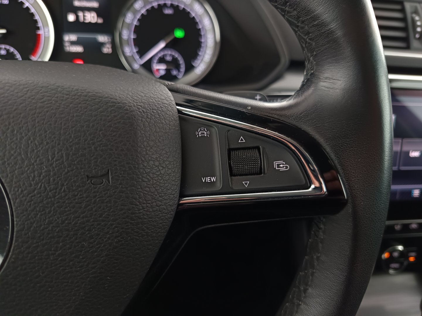 Škoda SUPERB Combi Style TDI DSG | Bild 18 von 40