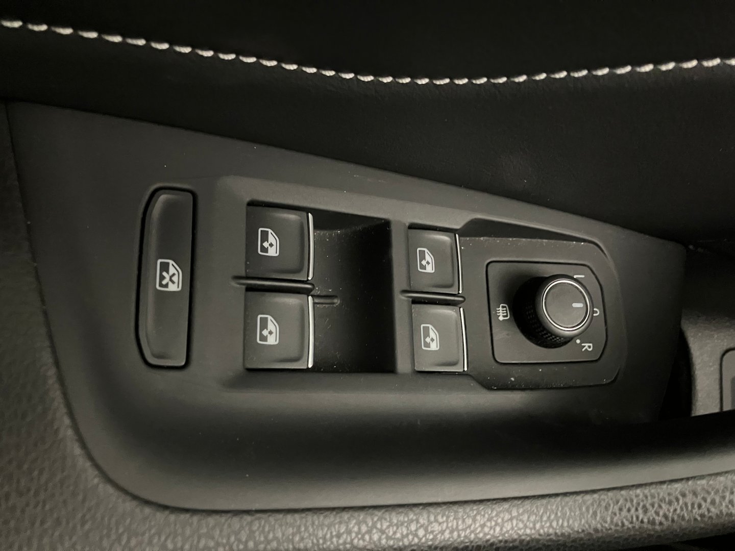 VW Passat Elegance TDI SCR 4MOTION DSG | Bild 9 von 30