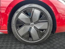 VW Passat Variant R-Line TDI 4MOTION DSG in Chili Red mit Dach in Schwarz Uni