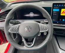 VW Passat Variant R-Line TDI 4MOTION DSG in Chili Red mit Dach in Schwarz Uni