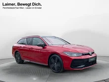 VW Passat Variant R-Line TDI 4MOTION DSG in Chili Red mit Dach in Schwarz Uni
