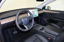 Tesla Model Y Long Range AWD 75kWh in pearl white