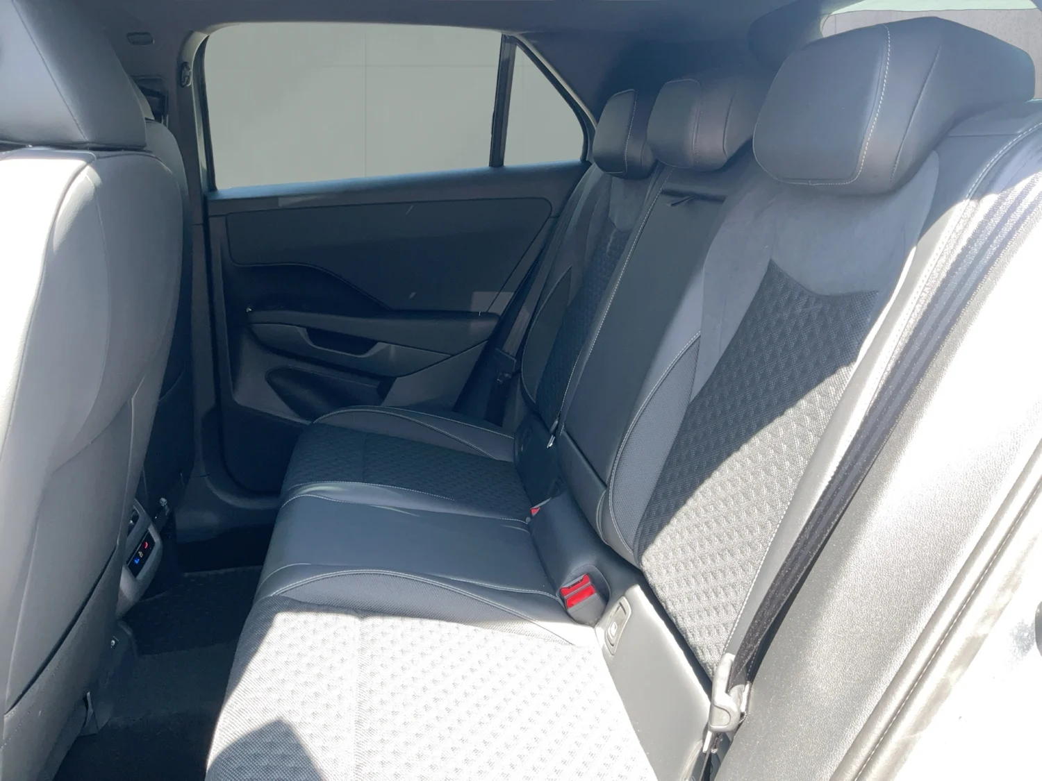 Bild eines VW T-Roc R-Line eTSI DSG
