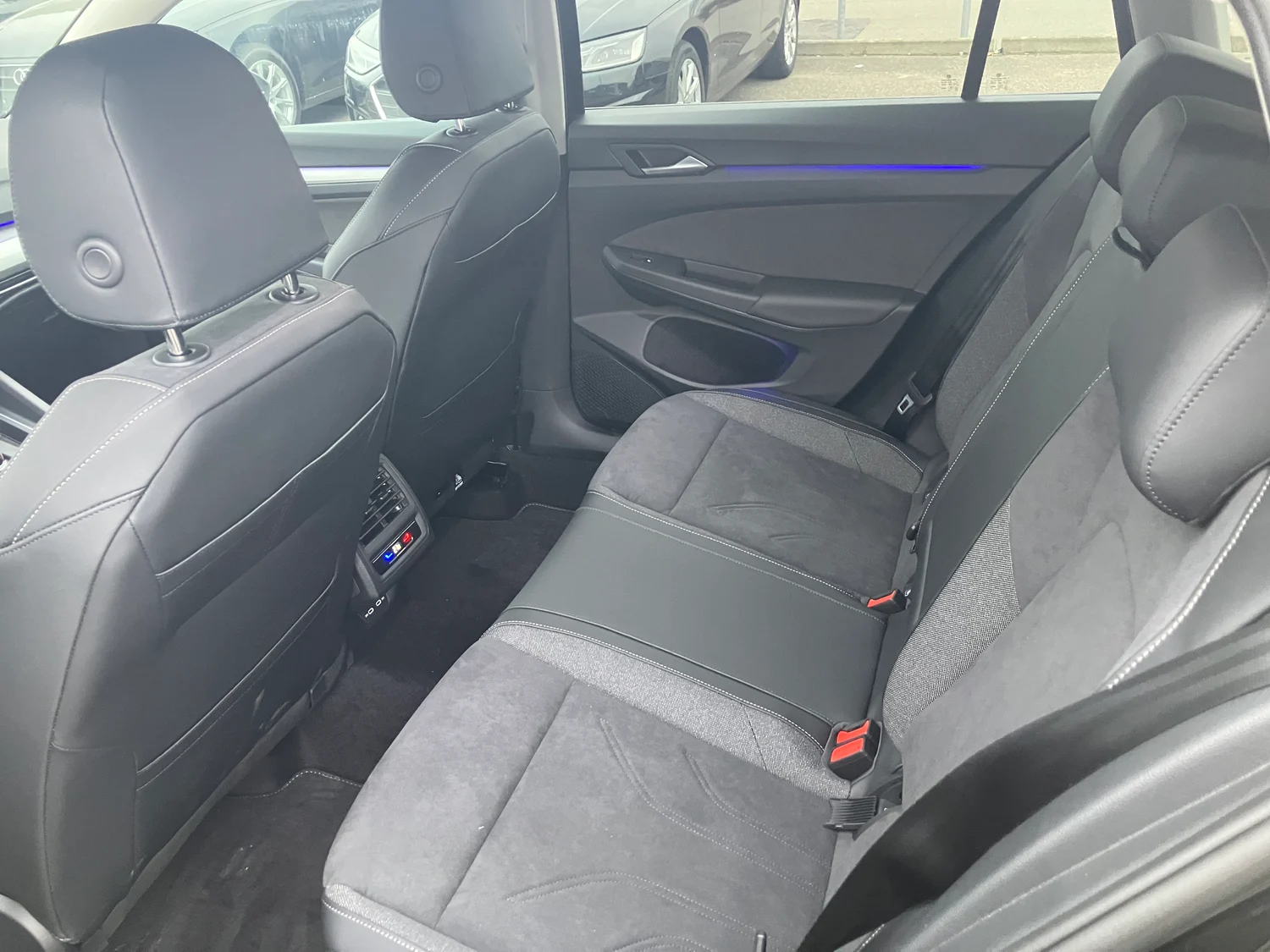 Bild eines VW Golf Variant Business mHeV DSG