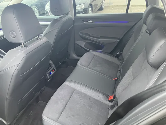 Bild eines VW Golf Variant Business mHeV DSG