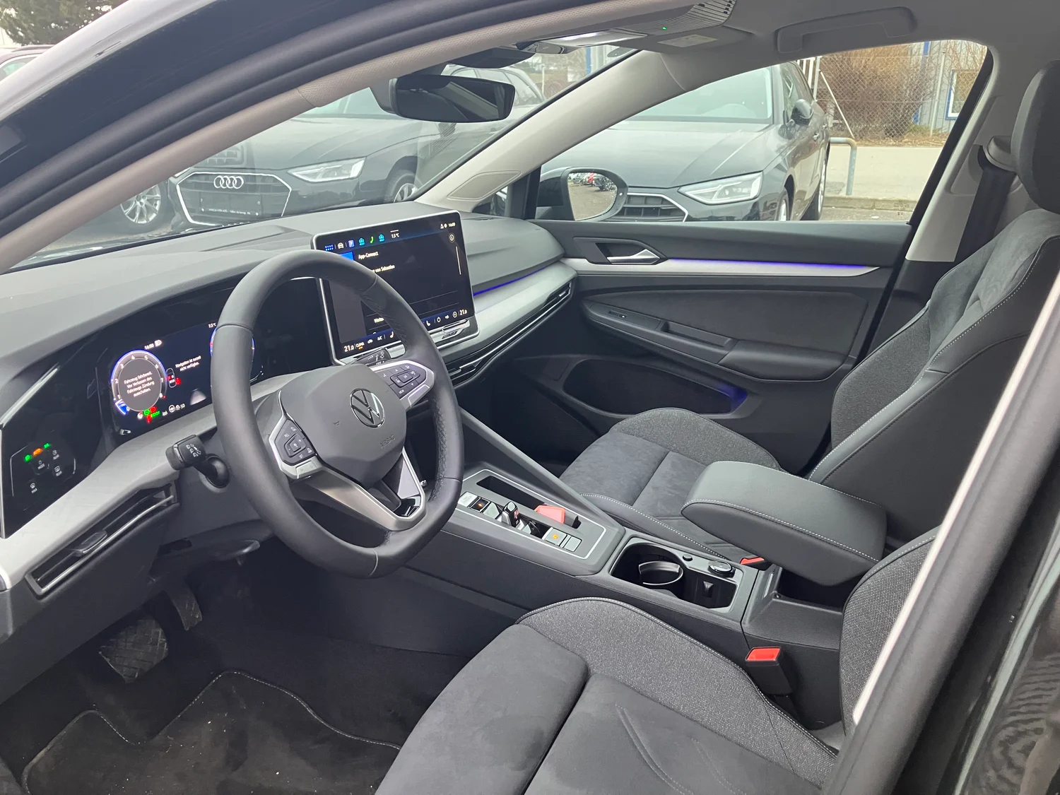 Bild eines VW Golf Variant Business mHeV DSG