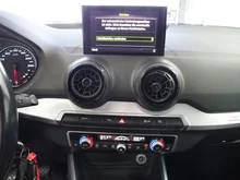 Audi Q2 1.6 TDI Sport in gletscherweiß metal.