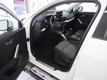 Audi Q2 1.6 TDI Sport in gletscherweiß metal.