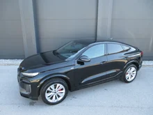 Audi Q6 Sportback e-tron quattro in 0E Mythosschwarz Metallic