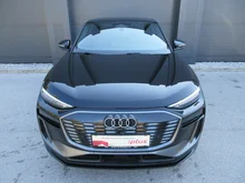Audi Q6 Sportback e-tron quattro in 0E Mythosschwarz Metallic