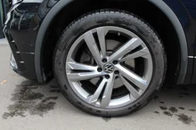 VW Tiguan Allspace R-Line TDI 4MOTION DSG in Deep Black Perleffekt
