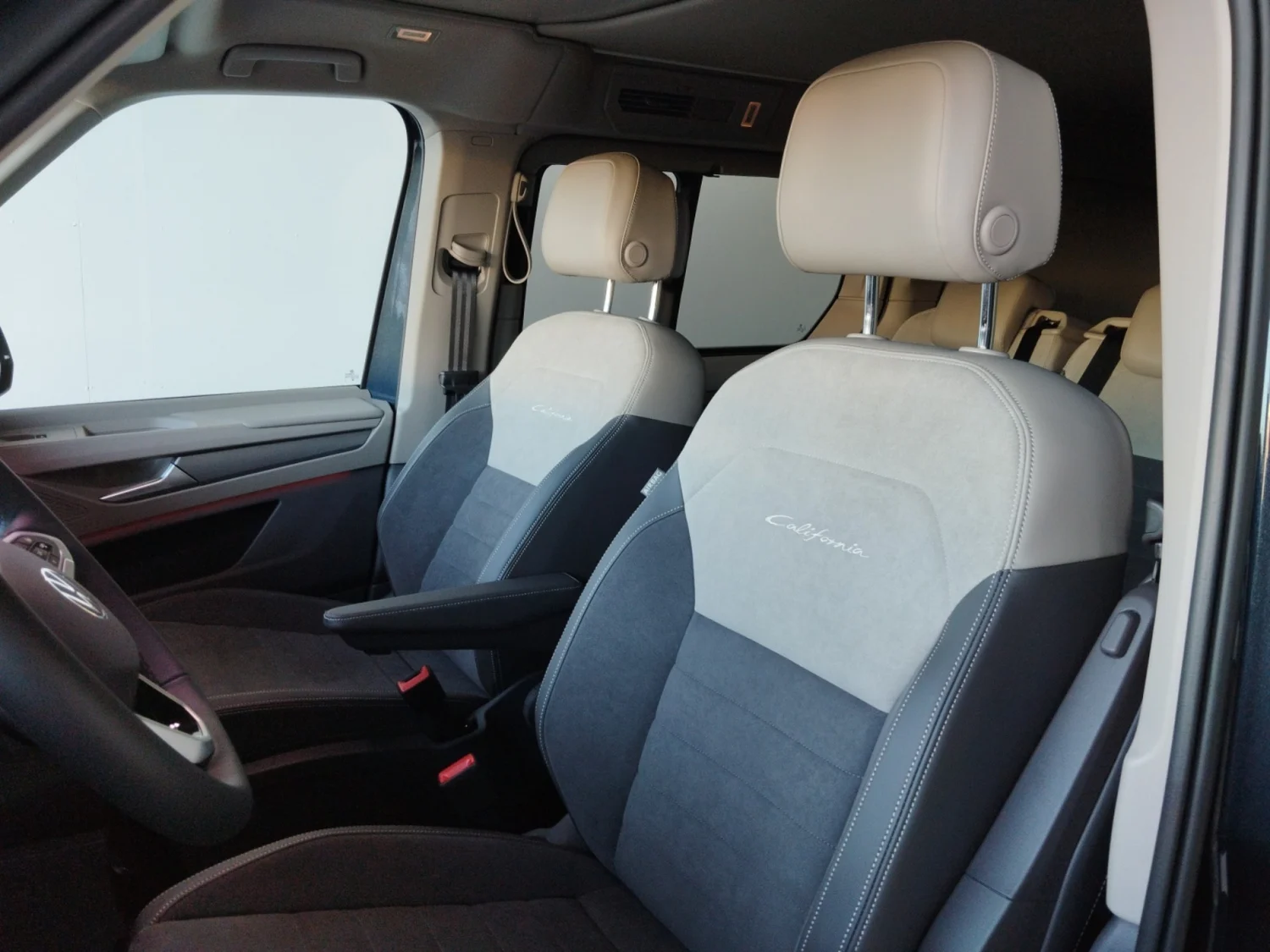 Bild eines VW California Ocean eHybrid 180 kW 4M