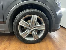 VW Tiguan Highline TDI SCR 4MOTION in Deep Black Perleffekt