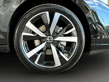 VW Golf Rabbit mHEV TSI DSG in Grenadillschwarz Metallic