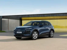 Audi Q6 e-tron quattro business in Plasmablau Metallic