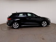 Audi A3 Sportback 35 TDI S line exterieur in MYTHOSSCHWARZ METALLIC