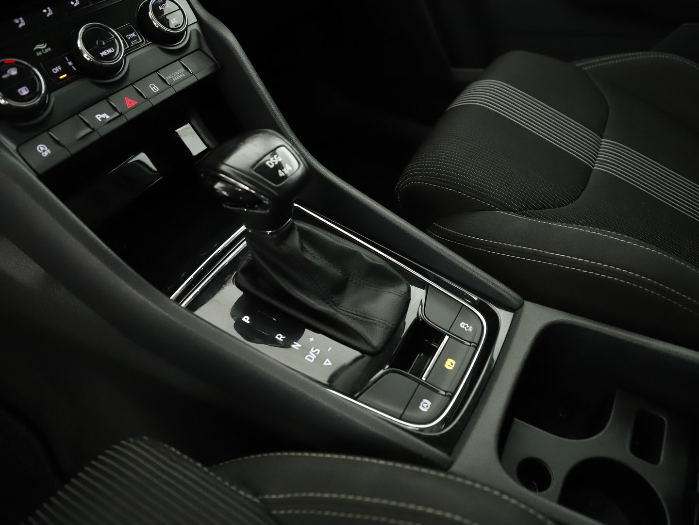 Škoda KAROQ 4x4 Ambition SC TDI DSG | Bild 18 von 22