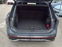 VW Tiguan R-Line eHybrid DSG 150 kW in Delfingrau Metallic