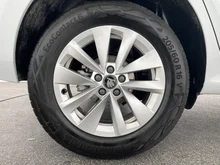 Škoda Kamiq Selection TSI DSG in Moon-Weiß Metallic