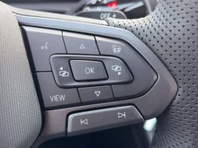 VW T-Roc R-Line eTSI DSG in Grenadillschwarz Metallic