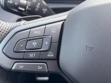 VW T-Roc R-Line eTSI DSG in Grenadillschwarz Metallic