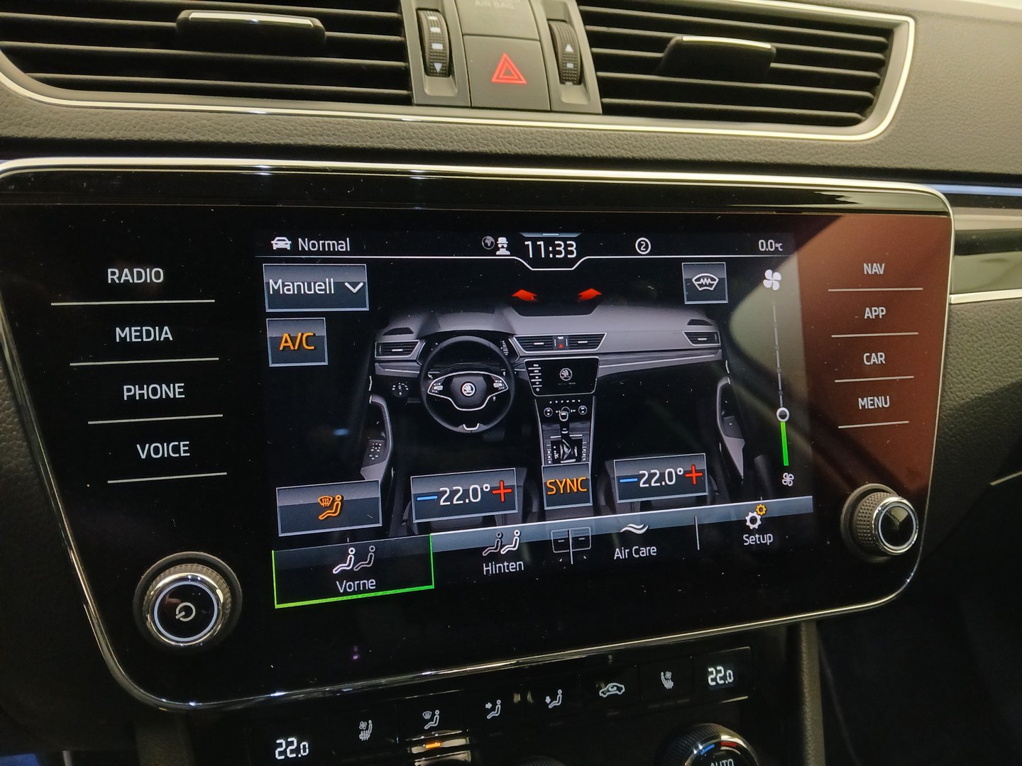 Škoda SUPERB Combi 4x4 L&K TDI SCR | Bild 25 von 37