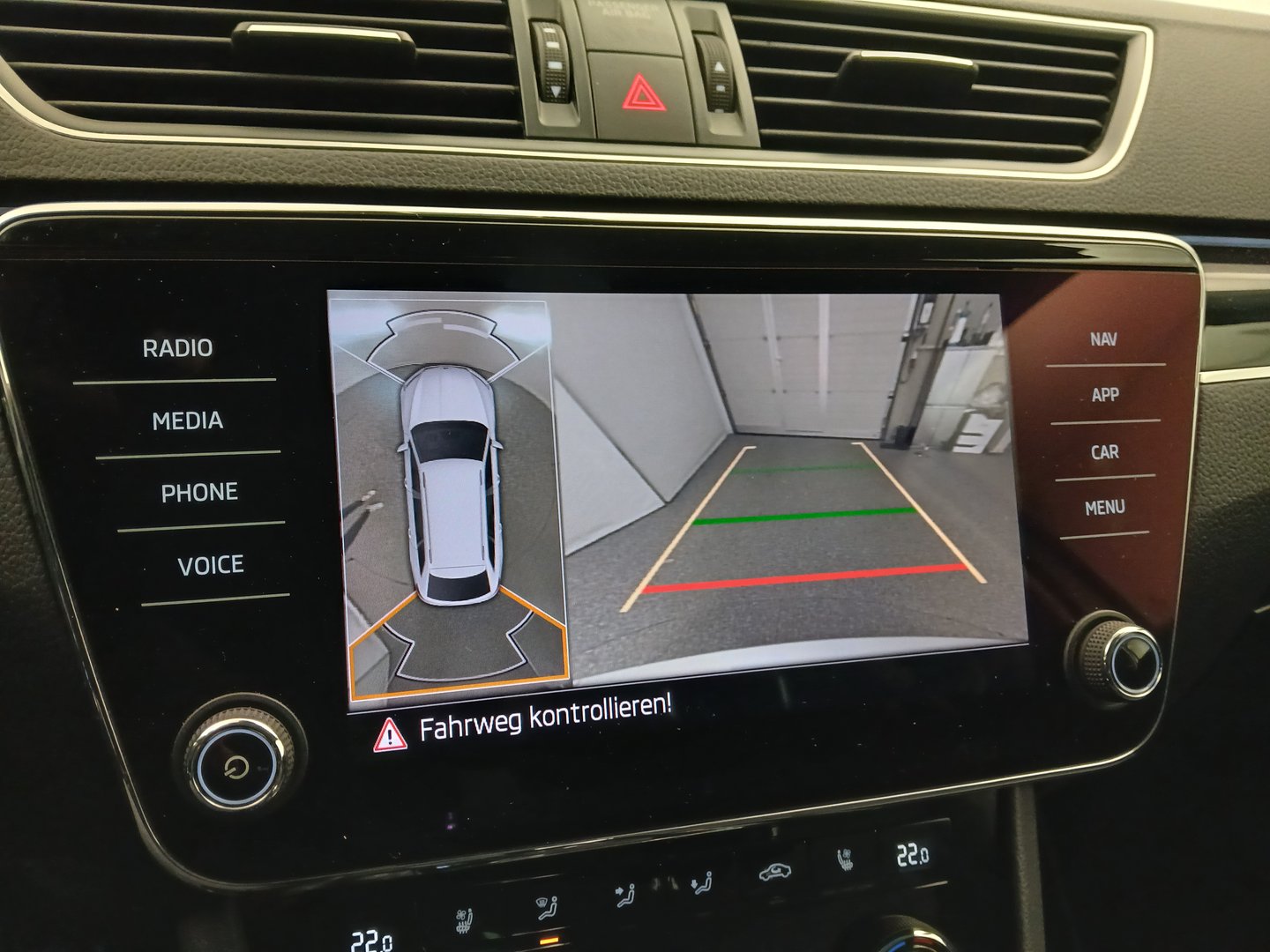 Škoda SUPERB Combi 4x4 L&K TDI SCR | Bild 29 von 37