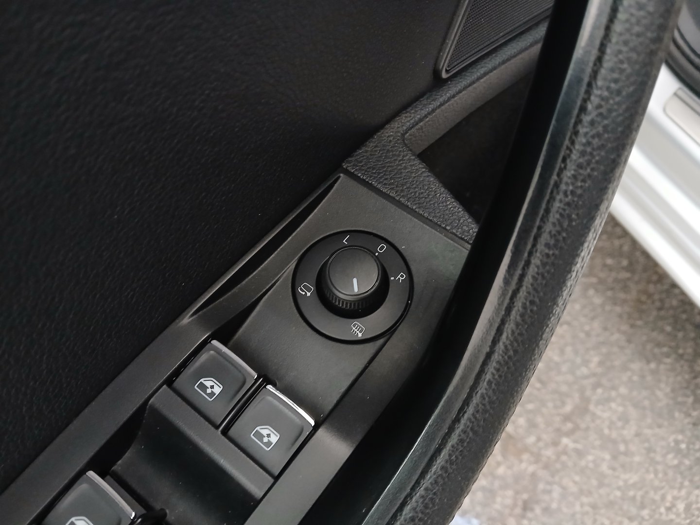 Škoda SUPERB Combi 4x4 L&K TDI SCR | Bild 11 von 37