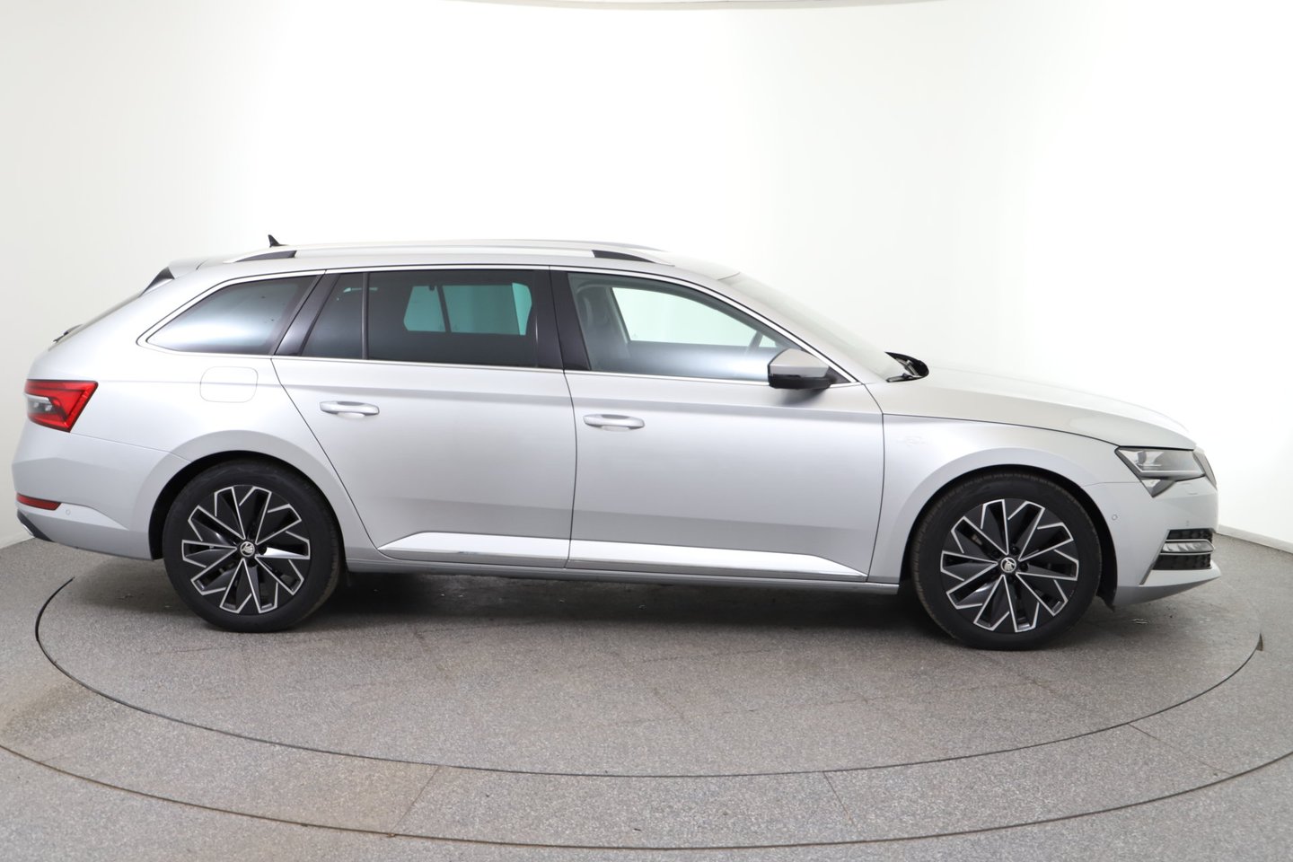 Škoda SUPERB Combi 4x4 L&K TDI SCR | Bild 4 von 37