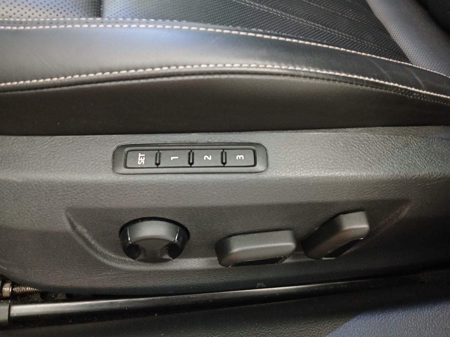 Škoda SUPERB Combi 4x4 L&K TDI SCR | Bild 14 von 37