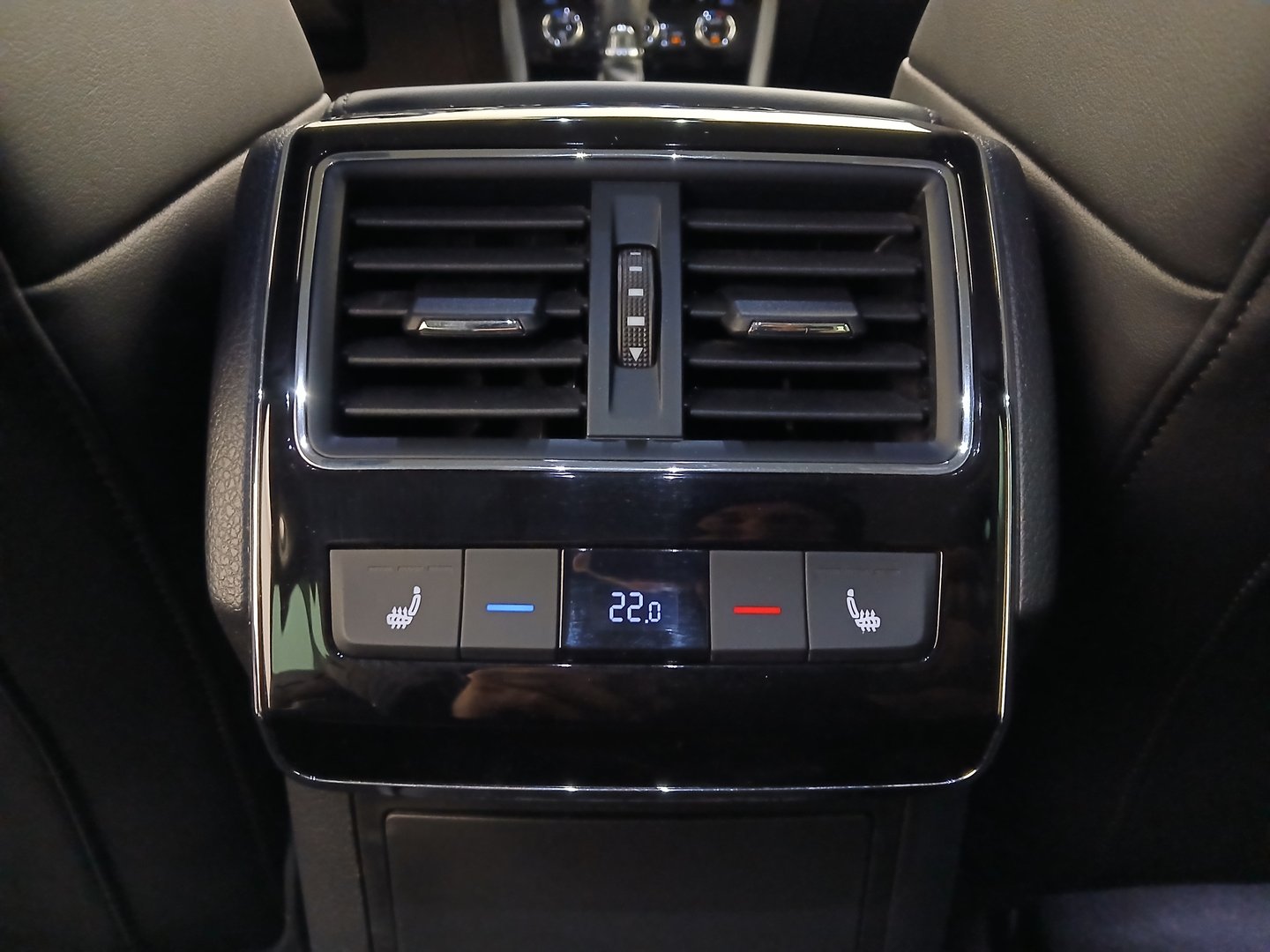 Škoda SUPERB Combi 4x4 L&K TDI SCR | Bild 32 von 37