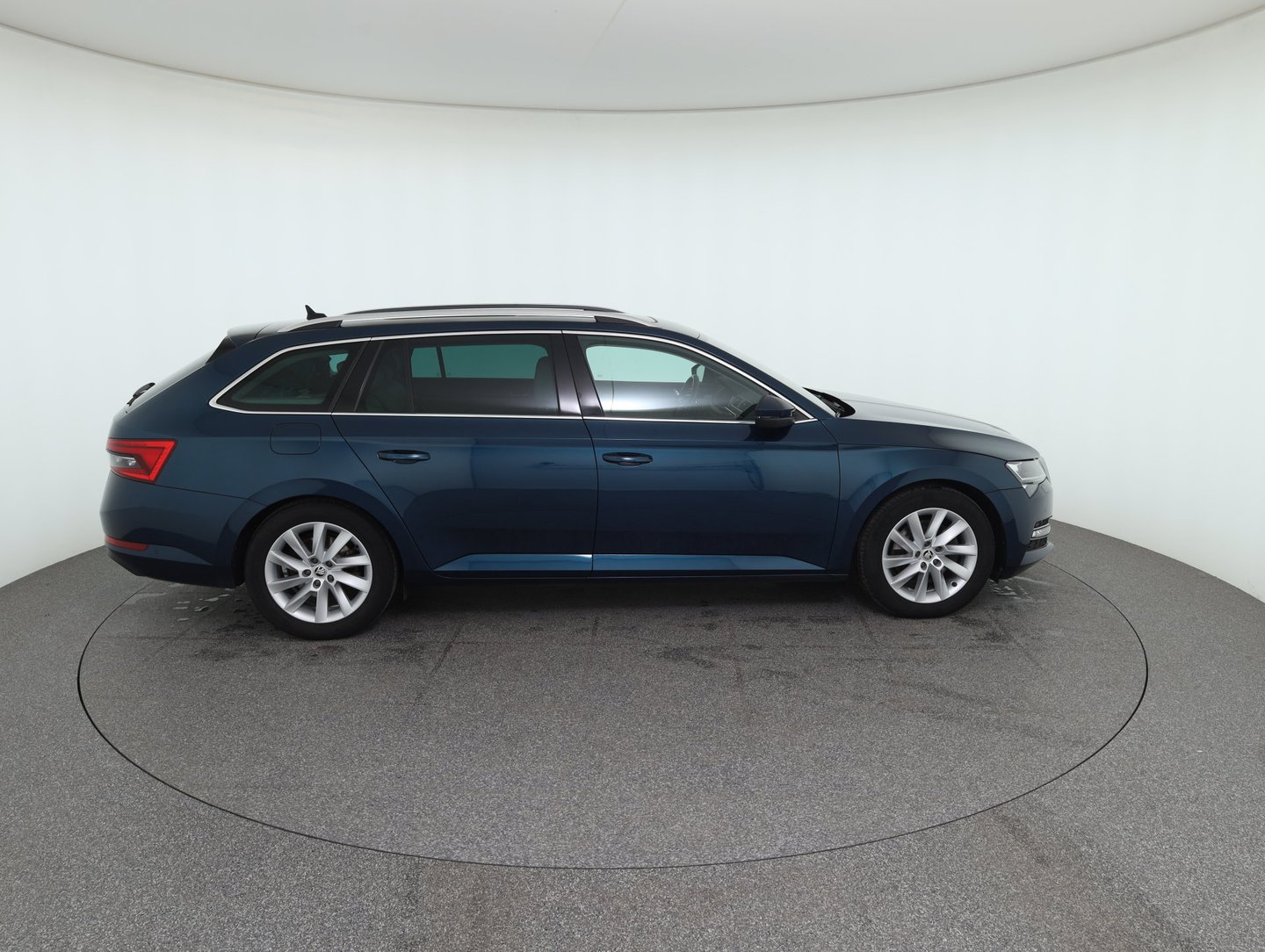 Škoda SUPERB Combi Style TDI DSG | Bild 4 von 37
