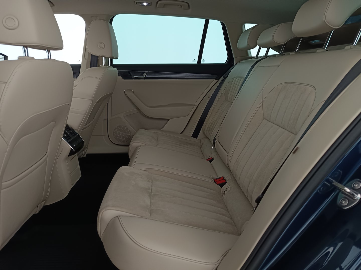 Škoda SUPERB Combi Style TDI DSG | Bild 30 von 37
