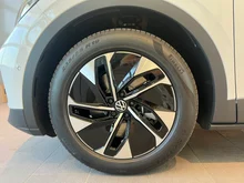 VW ID.4 Pro 4MOTION 220 kW Business -77 kWh in Gletscherweiß Metallic Dach schwarz