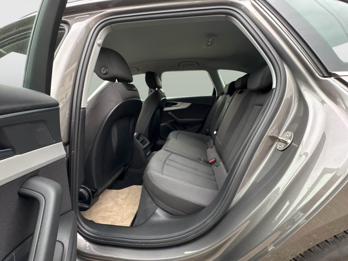 Audi A4 Avant 30 TDI | Bild 18 von 23