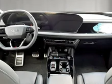 Audi A6 Avant e-tron quattro in MYTHOSSCHWARZ METALLIC