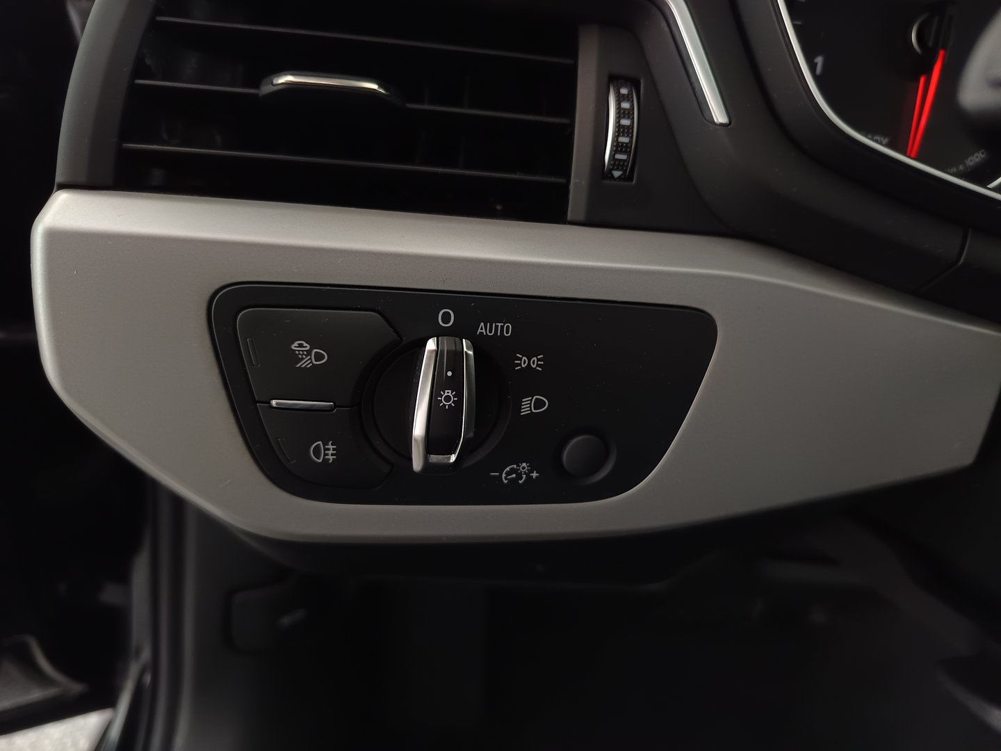 Audi A4 Avant 40 TDI advanced | Bild 12 von 34