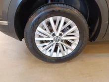 VW T-Roc Design TSI ACT DSG in  Black Oak Brown Met.