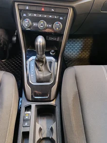 VW T-Roc Design TSI ACT DSG in  Black Oak Brown Met.