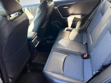 Toyota RAV4 2,5 Hybrid Style AWD in Kobaltblau / Schwarz Metallic